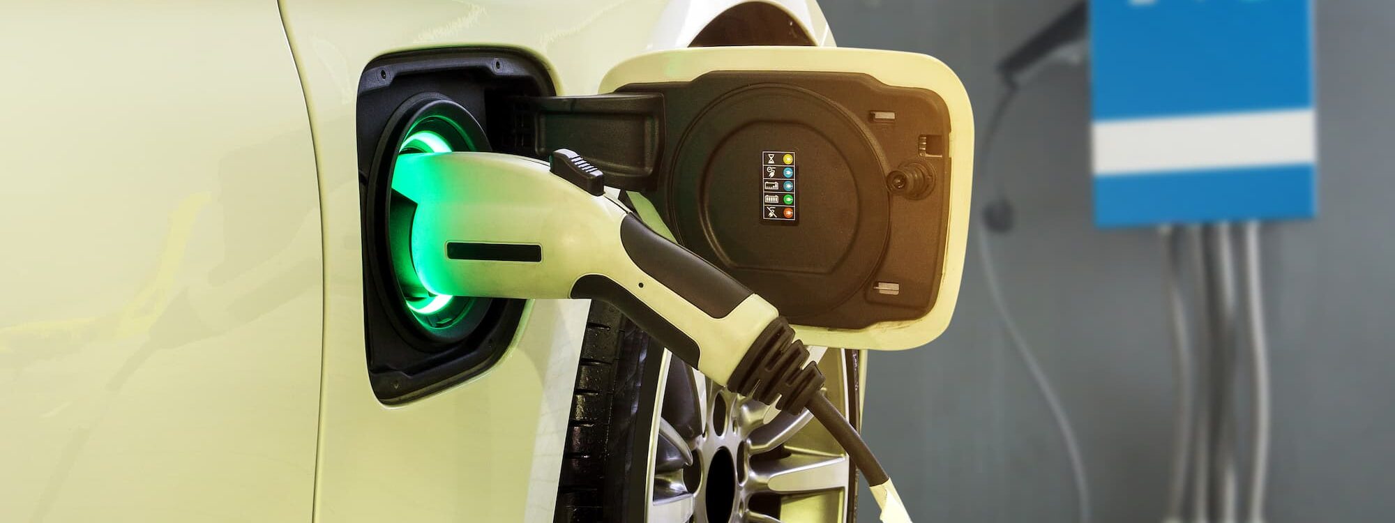INSTALLATION_BORNE_DE_RECHARGE_VOITURE_ELECTRIQUE_1 2000X750 | J2E Elec Comment recharger plusieurs véhicules électriques avec une seule borne ? Wintzenheim
