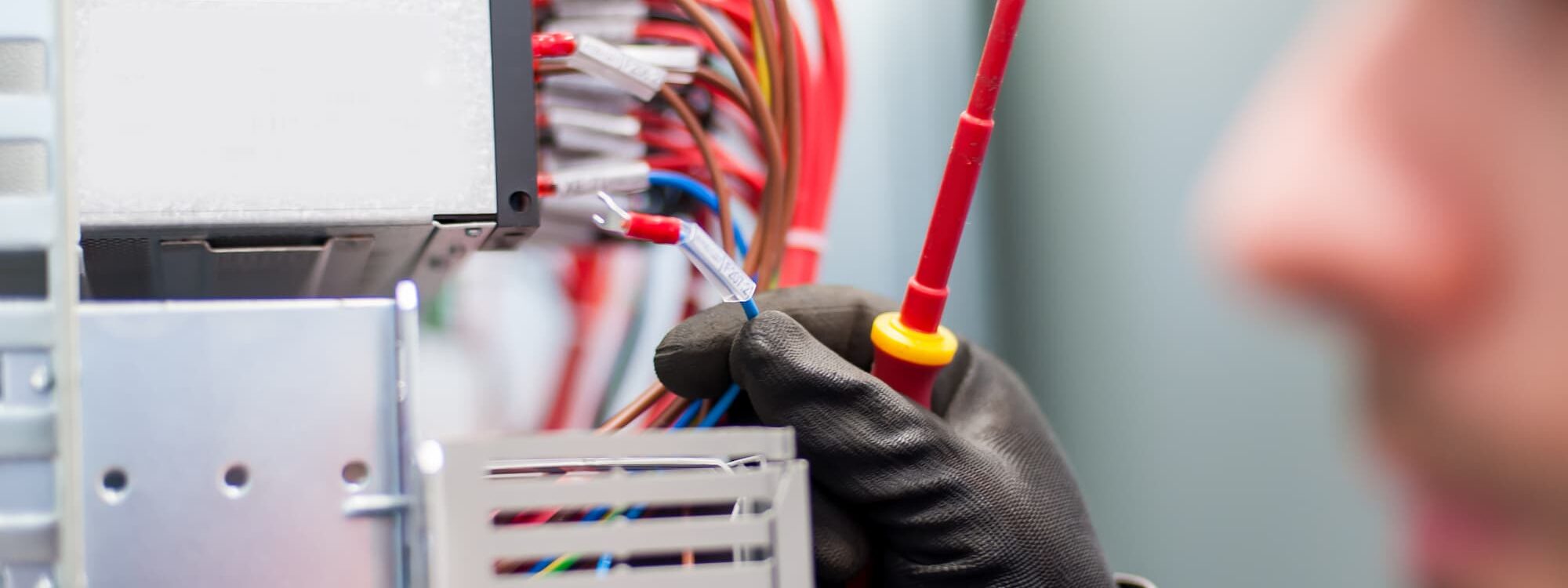 INSTALLATION_DEPANNAGE_ELECTRICITE_GENERALE_CHAUFFAGE_ELECTRIQUE_4 2000X750 | J2E Elec Pourquoi les disjoncteurs sautent-ils régulièrement sans raison apparente ? Illzach