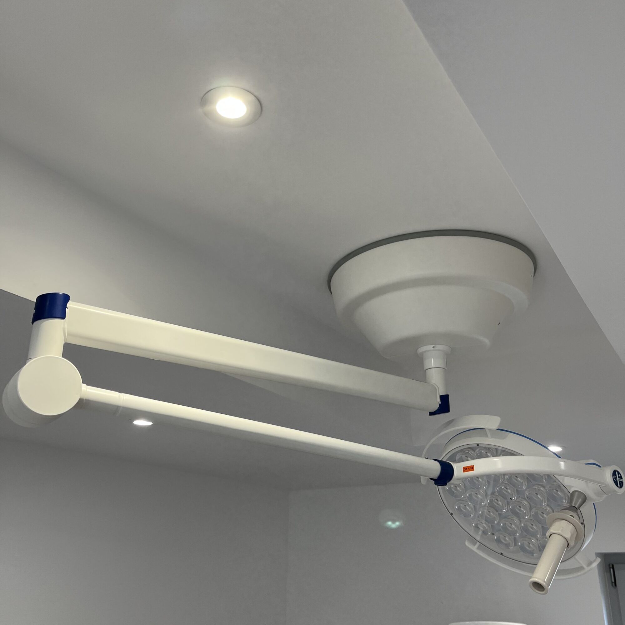 LUMINAIRE VETERINAIRE1 2000X2000 | J2E Elec Entreprise d’électricité générale, borne de recharge et VMC près de Colmar et Sélestat Cernay 7
